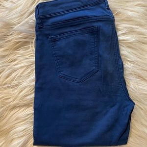 Blue skinny pants.
